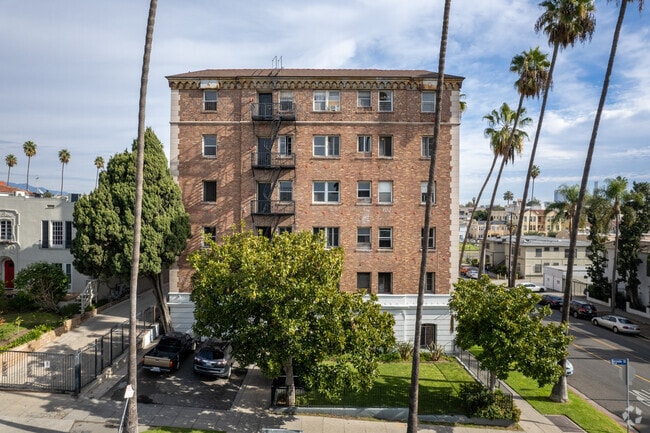 Modern & Cozy Studios in Koreatown