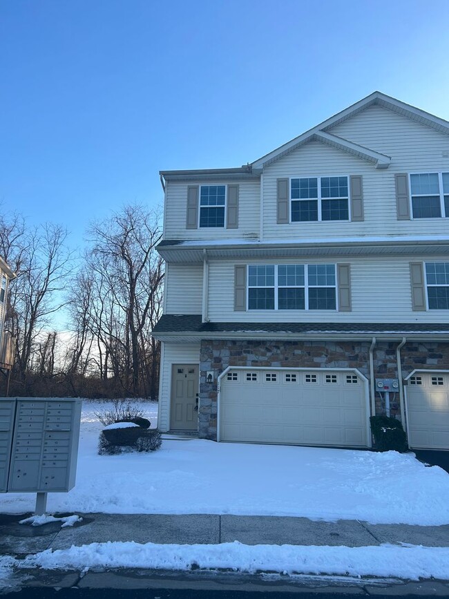 Spacious Townhouse on Mapleton Blvd. - Spacious Townhouse on Mapleton Blvd.