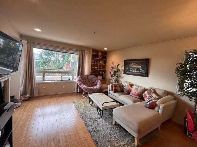 Built in book shelves - 2312 W Boston St Unit 301