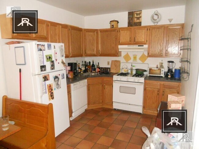 Building Photo - 4 bedroom in Brighton MA 02135 Unit 5 Rental