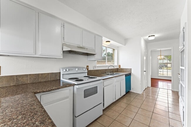 Building Photo - 1502 Ashmore Dr