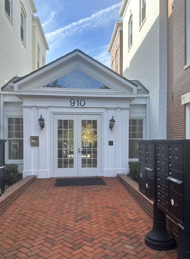 Building Photo - 910 Powhatan St Unit 105N