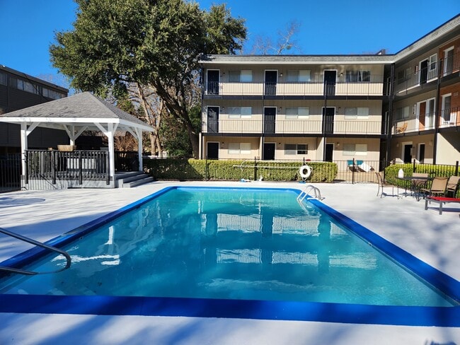 Heritage Place- Pool - Uptown Apartments