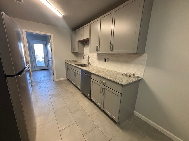 Photo - 2101 W Roselawn St