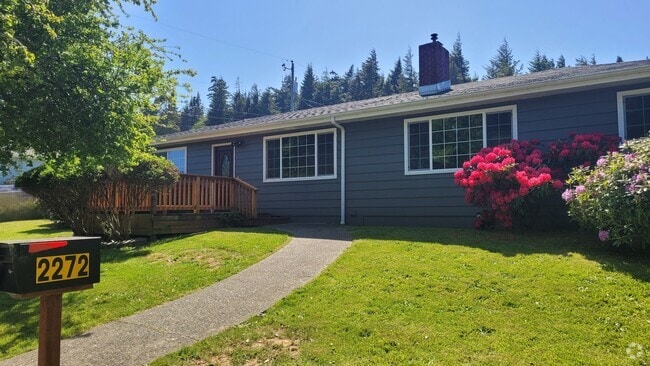 Building Photo - Family Home in Desirable Neighborhood!