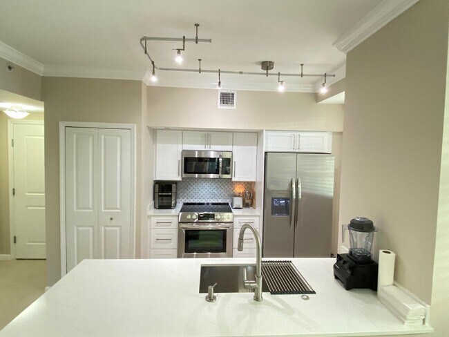 225 NE 1st St Unit 202