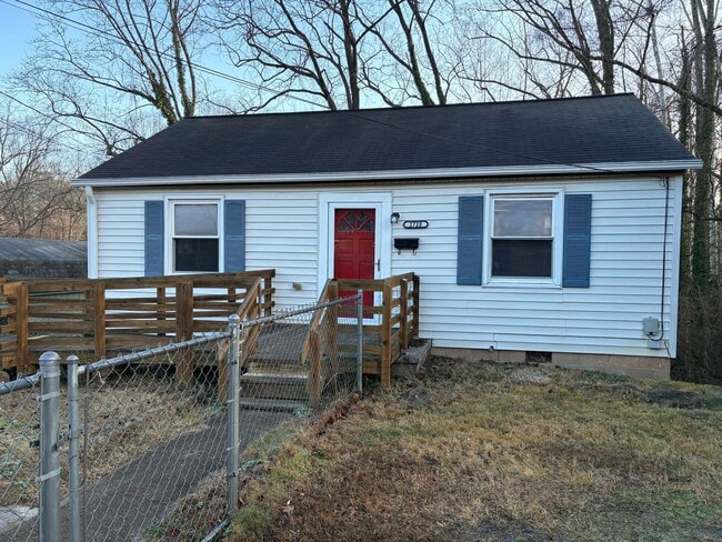 Building Photo - 2 Bedroom, 1 Bathroom House in Winston-Salem!