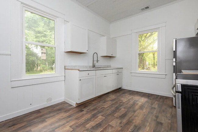 Photo - 408 Dickens Ave