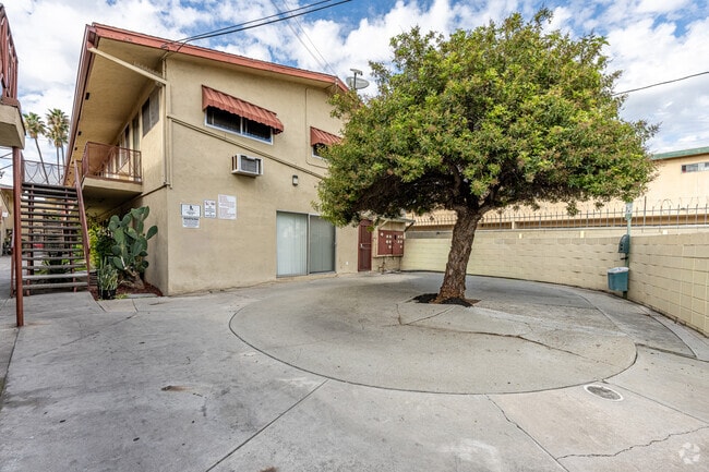 Lounge Area - Regency-Baldwin Apartments