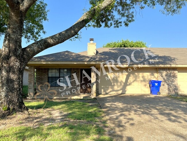 Building Photo - Duplex in Midway ISD!