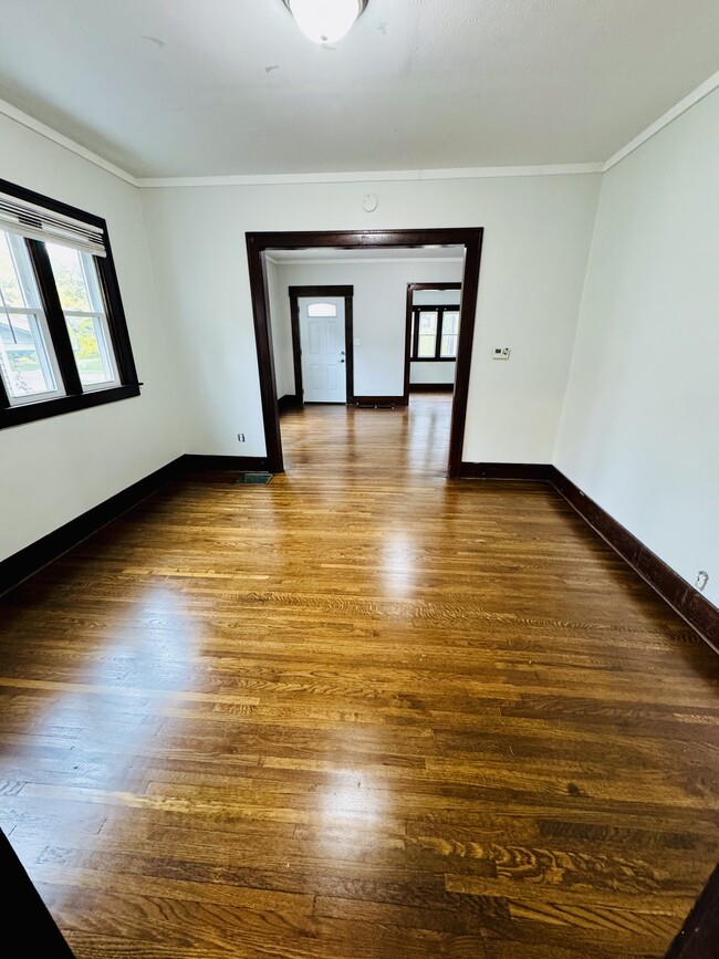 Photo - 423 Leonard St NE