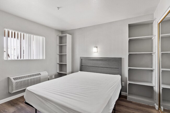 Photo - 3825 Cambridge St