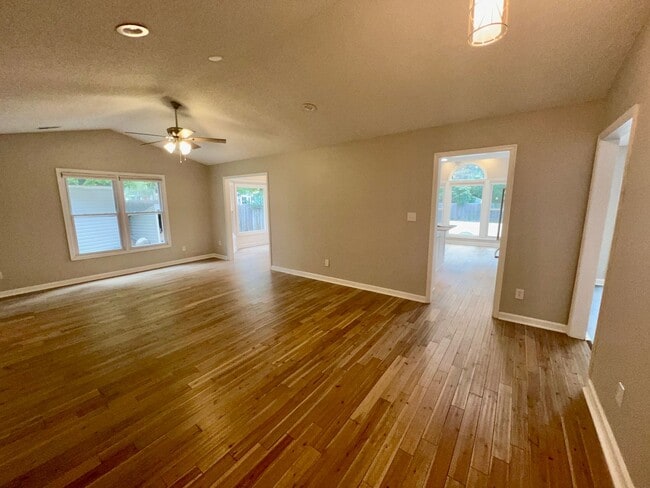 Photo - 412 Oxburgh Pl