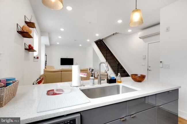 Photo - 1341 N Marston St Unit 4