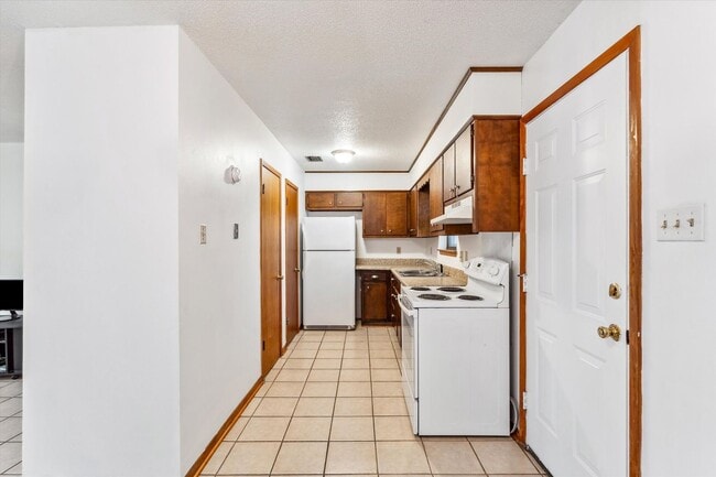 Photo - 504 Farnell Ln