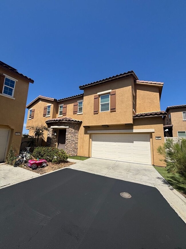 Building Photo - Charming 3BR Home with Modern Kitchen, Versatile Loft, & Private Backyard