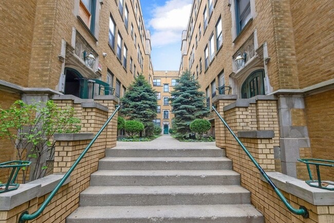 Building Photo - Three Bedroom Unit in South Shore