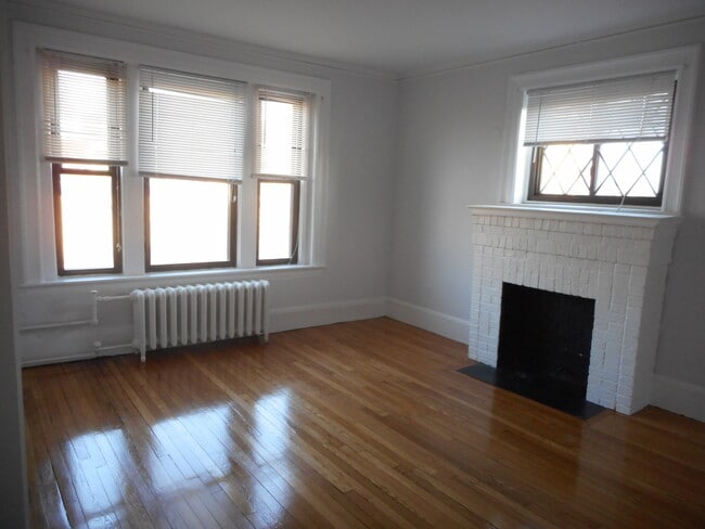 Building Photo - 842 Beacon St Rental