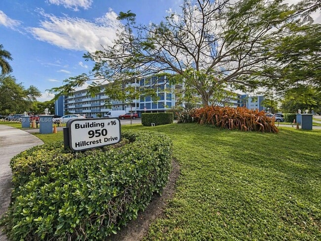 Building Photo - 950 Hillcrest Dr Unit 302