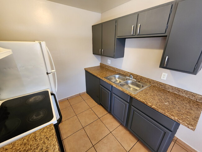 Photo - 2527 N Crawford St Unidad 2