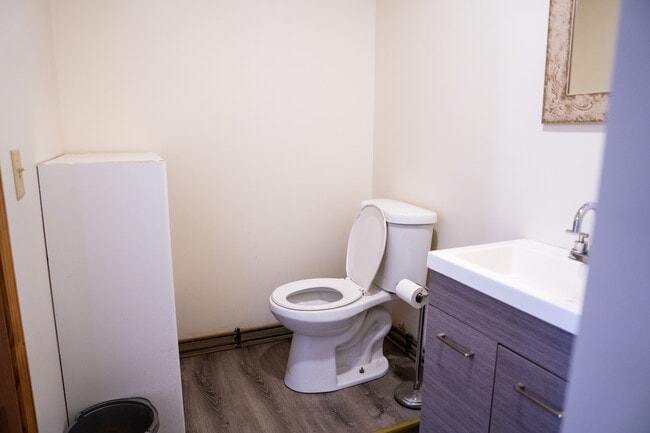 Bathroom - 1267 Elm St Unit 6