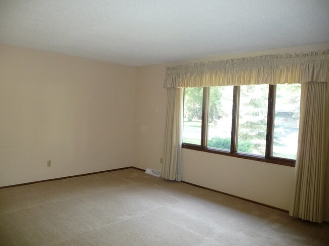 Photo - 1047 Tyler St S