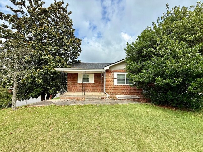 Building Photo - 2 Bedroom / 1 Bath Apt. - Johnson City