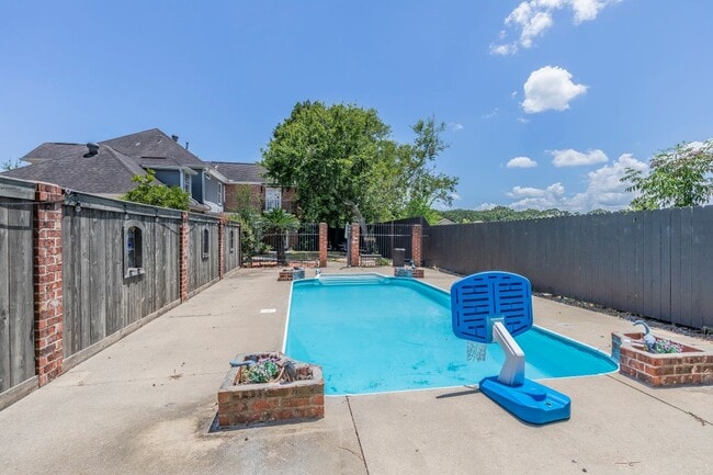 Photo - 300 Oak Hollow Dr