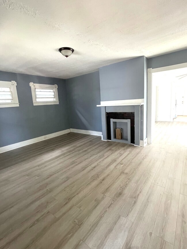 Building Photo - 207 E 3rd St Unit 207 Rental
