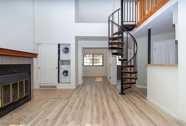 Building Photo - Updated Top-Floor Condo in Boulder’s Powde... Unit F