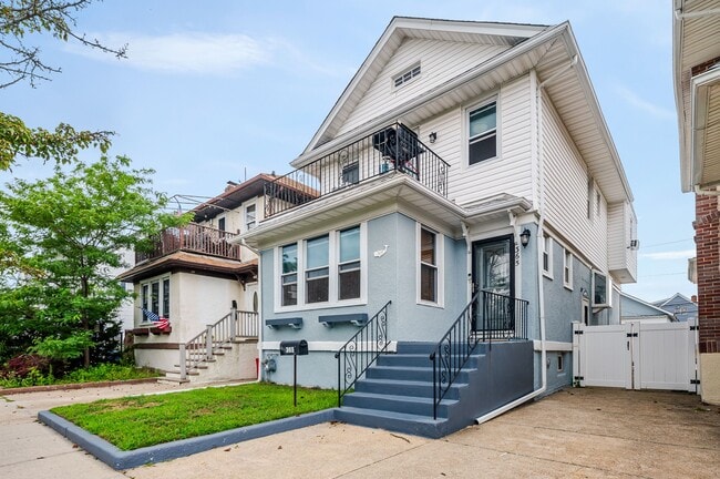 Building Photo - 365 W Hudson St Unit # Upper Rental
