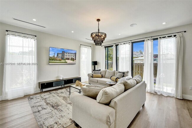 Photo - 1617 NE 11th St