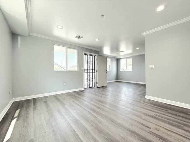 Photo - 320 E 55th St