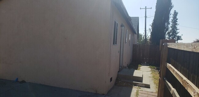 Building Photo - 1616 El Ralfo Dr Unit 444 South H Street Rental