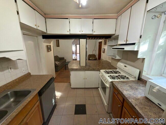 46 Park Vale Ave Unit 3