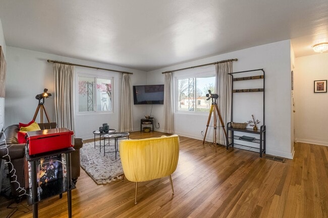 Photo - 720 Carlisle Blvd SE