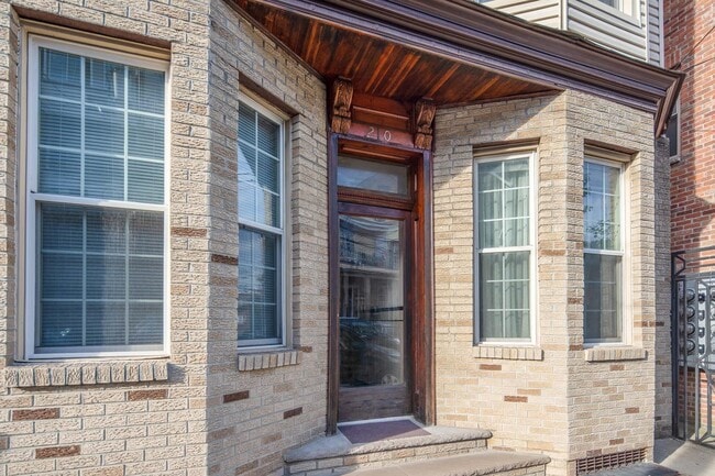 Building Photo - 210 36th St Unit 3L