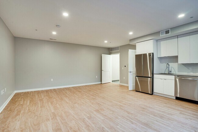 Photo - 2210 Wisconsin Ave NW Unidad 321