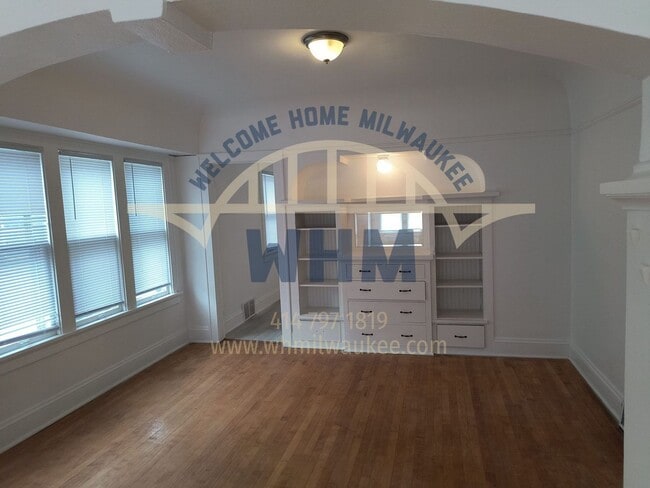 Building Photo - 2841 N 49th St Unit Upper