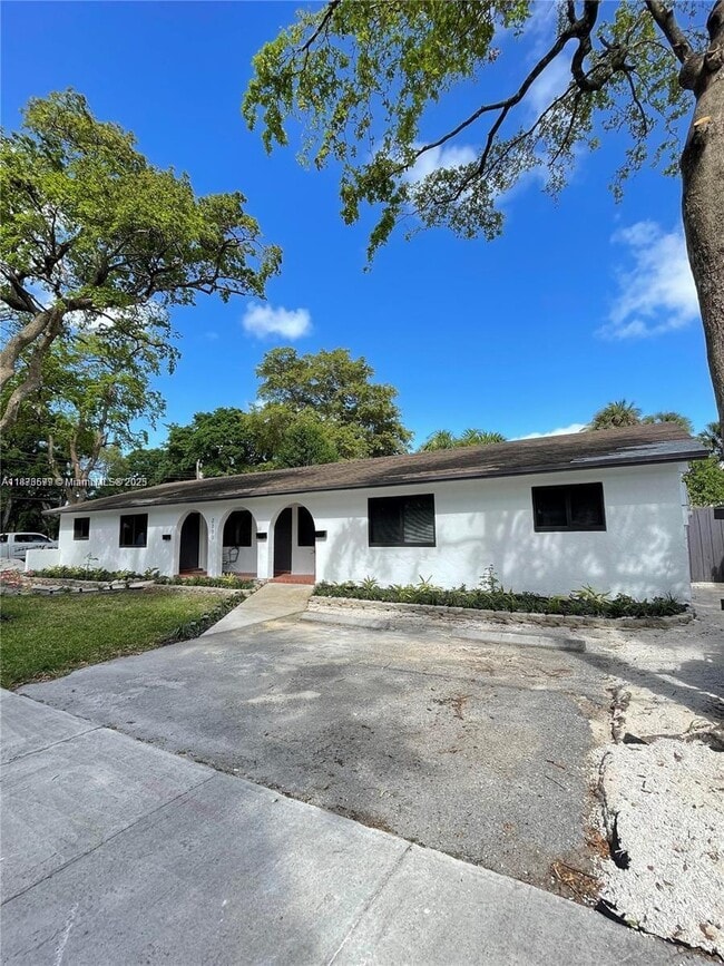 Building Photo - 2300 SW 18th Terrace Unit 2 Rental