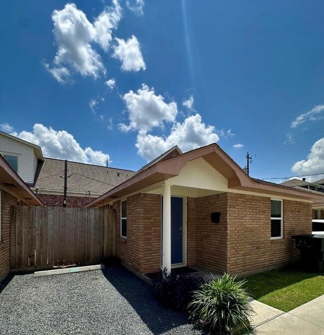 Building Photo - 813 Waverly St