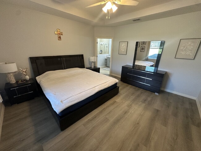 Photo - 4-bedroom, 2-bathroom