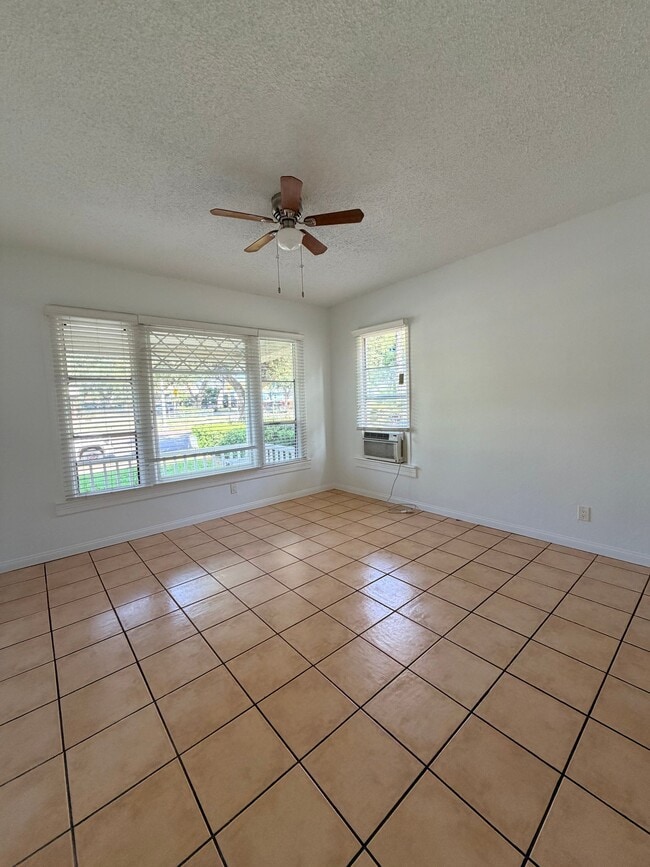 Building Photo - 869 Lincoln Ave Unit 102