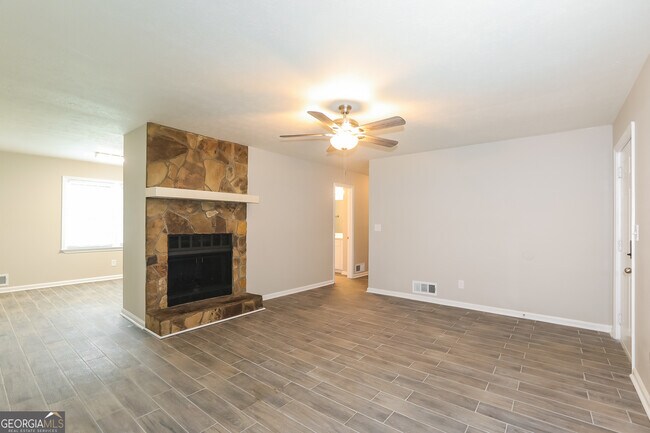 Photo - 2974 Landmark Dr SE