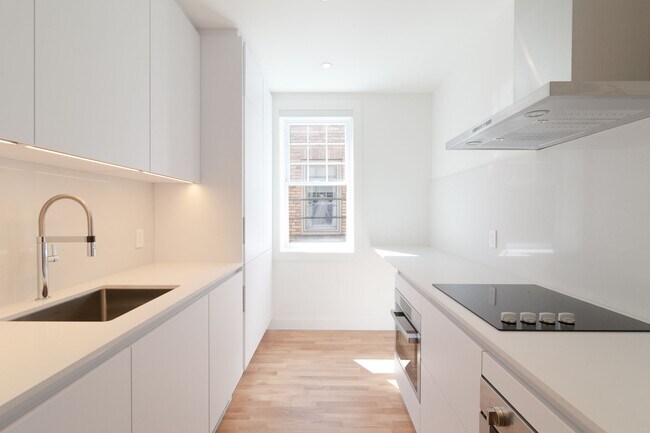 Photo - 2100 Rue du Fort Unit 401