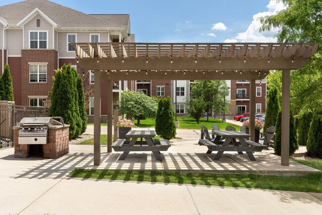 Elan Apartments Outdoor Picnic Area