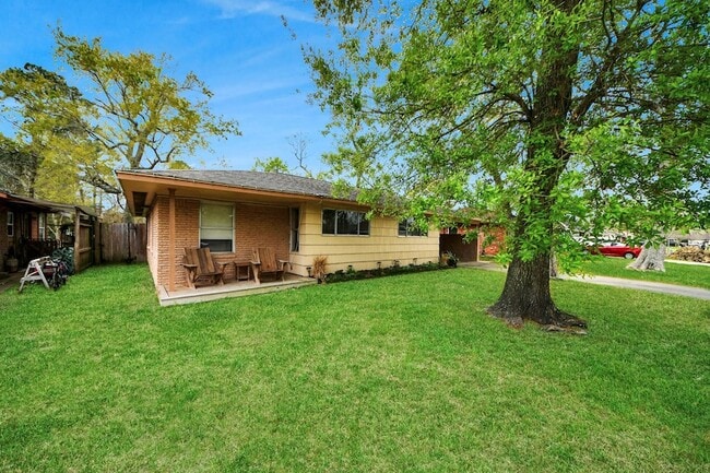 Building Photo - 2806 Oak Dr