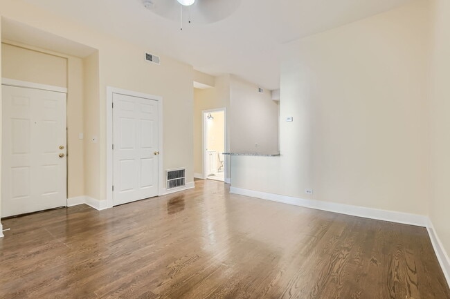Photo - 7048 N Clark St Unit 2FLR
