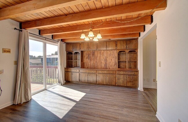 Photo - SPACIOUS 3+ BEDROOM SALMON CREEK/MOUNT VISTA MULTI-LEVEL HOME WITH LARGE FENCED YARD!