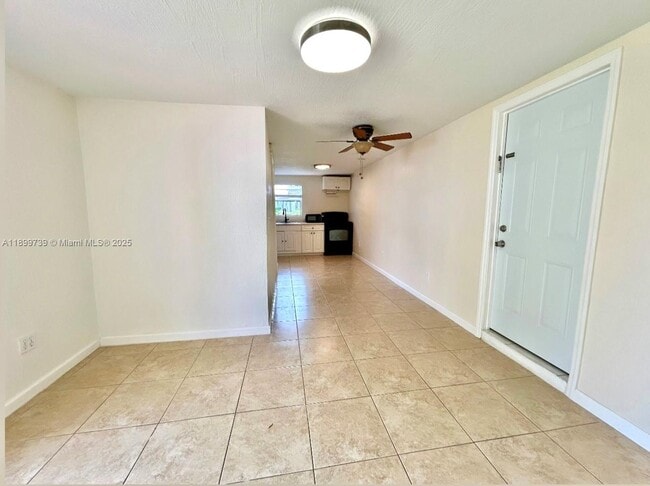 Building Photo - 4221 SW 36th St Unit 0